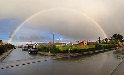 Den smukke komplette regnbue